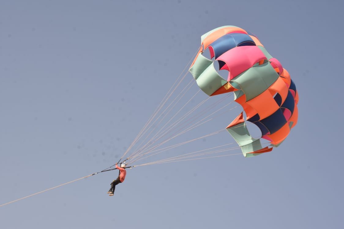 Parasailing adventure above the desert near Jaisalmer